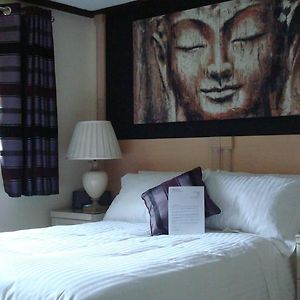 King Room En Suite Bathroom